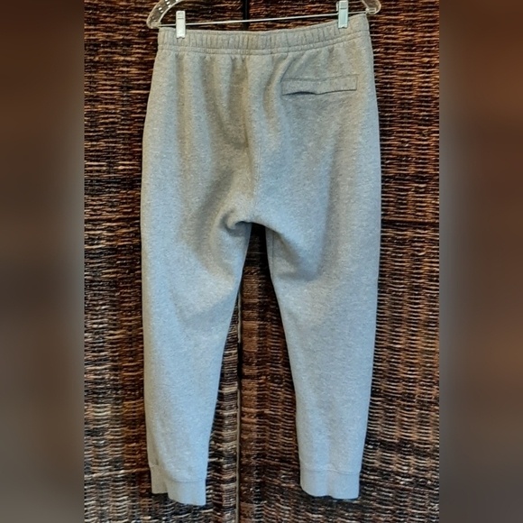 Nike Club Fleece Jogger Sweat Pants Medium Gray Swoosh Logo Athletic Loungewear - Picture 2 of 8